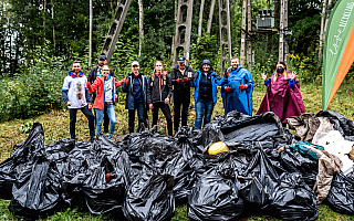 Kilkadziesiąt worków śmieci to efekt sprzątania fragmentu lasu. „Wolontariusze byli przerażeni”